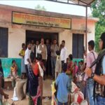 Bijapur News : नक्सल प्रभावित गांवों में पहुंचे कलेक्टर, ग्रामीणों से की बात, राशन दुकान पर बांटा राशन